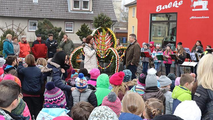 Mit einer kleinen Feier, zu der auch die Kinder beitrugen, wurde am Vormittag der Osterbrunnen eingeweiht. Foto: Katrin Geyer
