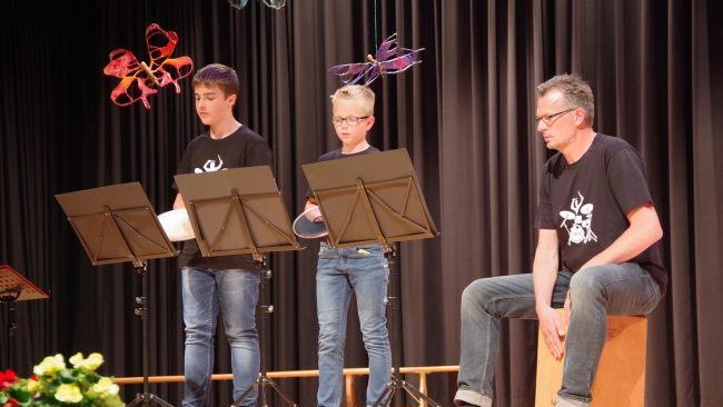 "Hand in Hand" spielte das Percussion-Ensemble Dominic Mei&szlig;ner und Lukas Baumann, verst&auml;rkt von Ralf Probst. Foto: Heike Sch&uuml;lein