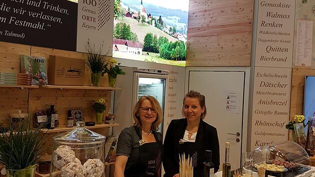 Elisabeth Assmann, G&auml;stef&uuml;hrerin Weinerlebnis Franken und Teresa &Ouml;chsner, Projektleiterin 100 Genussorte Bayerns am Stand auf der Gr&uuml;nen Woche in Berlin.  Foto: Petra Wolf