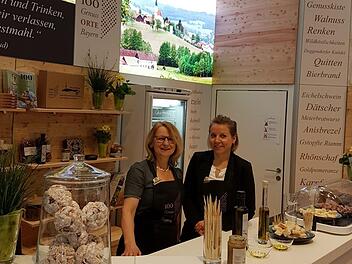 Elisabeth Assmann, Gästeführerin Weinerlebnis Franken und Teresa Öchsner, Projektleiterin 100 Genussorte Bayerns am Stand auf der Grünen Woche in Berlin.  Foto: Petra Wolf