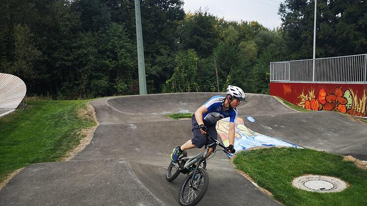 Siegfried Neumann probierte den auch den kleinen Pumptrack aus.Foto: Marion Eckert