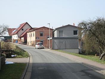 Wenn die Vorgaben erfüllt werden können, erhält das Neubaugebiet im  Ortsteil Engenthal einen Glasfaseranschluss. In Frage käme während der Wartezeit eventuell auch eine provisorische, oberirdische Leitung.
