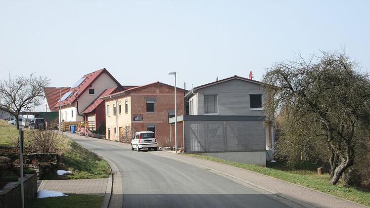 Wenn die Vorgaben erfüllt werden können, erhält das Neubaugebiet im  Ortsteil Engenthal einen Glasfaseranschluss. In Frage käme während der Wartezeit eventuell auch eine provisorische, oberirdische Leitung.