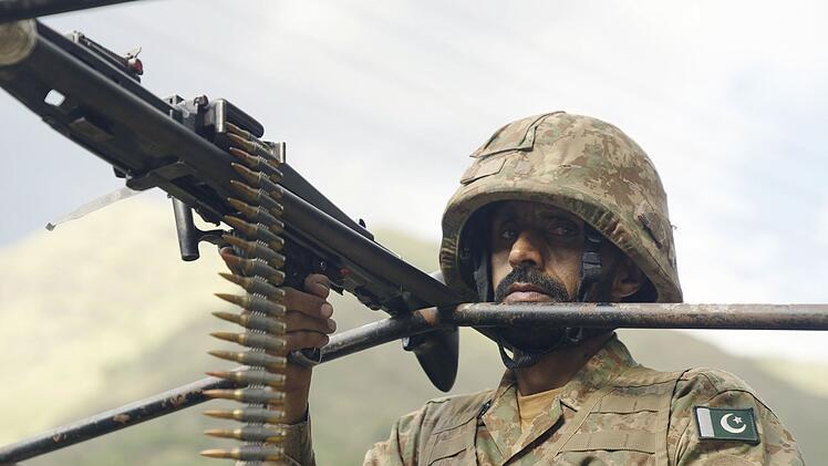 Ein Soldat der pakistanischen Armee wacht an der Waffenstillstandslinie zwischen Pakistan und Indien: Der Kaschmir-Konflikt eskalierte im Frühjahr 2025 abermals.
