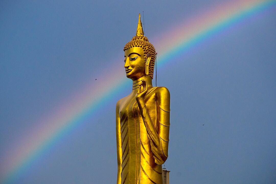 Thailands gr&ouml;&szlig;te stehende Buddha-Statue vor Regenbogen