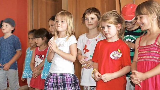 Der Kindergarten "Arche Noah" erfreute die Senioren auch mit Tanz und Gesang. Foto: Becht