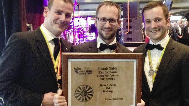 Die Coburger Round-Table-Delegation freut sich über die Ehrung beim Jahrestreffen in Aachen (von links): Andre Grosch, Björn Hieber, Luca Reinhardt.Foto: Privat