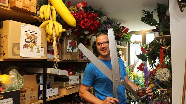 Jochen Mischner, Chef-Requisiteur am E.T.A.-Hoffmann-Theater, mit bebrilltem Mais und lachendem Reis aus "Flowerpower" Fotos: Barbara Herbst