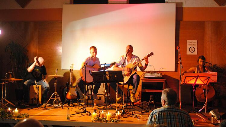 "foUr" spielte zugunsten der Jugendarbeit des TSV Wollbach und begeisterten das Publikum. Fotos: privat