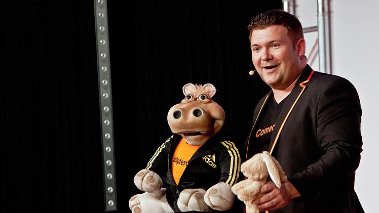 Sebastian Reich und Nilpferddame Amanda im Coburger KongresshausFoto: Jochen Berger