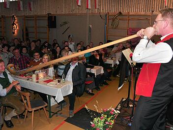 Gerhard Bayer stellte mit der "Alfons Polka" ein ungewöhnliches Blasinstrument, das Alphorn, vor. Mit im Bild (links) der Moderator des Abends, Karl Graf zu Castell-Rüdenhausen. Foto Ulrike Langer