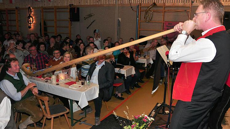 Gerhard Bayer stellte mit der "Alfons Polka" ein ungewöhnliches Blasinstrument, das Alphorn, vor. Mit im Bild (links) der Moderator des Abends, Karl Graf zu Castell-Rüdenhausen. Foto Ulrike Langer