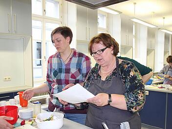 Ina Bätz bespricht mit Katja Schlusemann, wie das mit der Schnitzelpraline geht. Fotos: Helke Renner