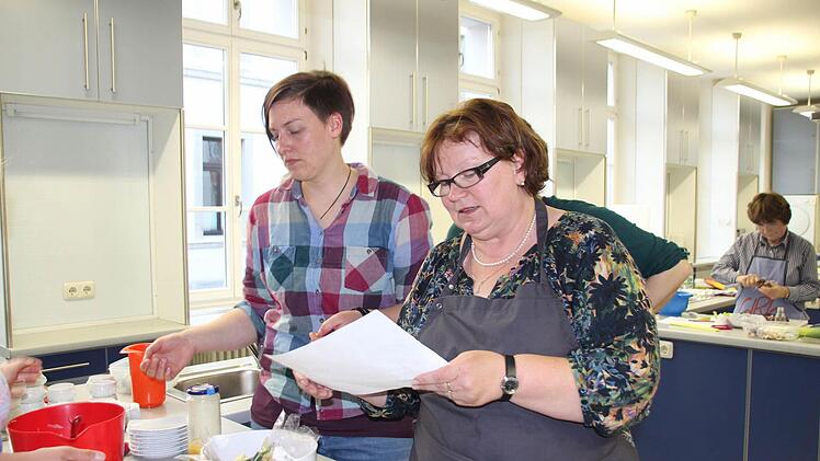 Ina Bätz bespricht mit Katja Schlusemann, wie das mit der Schnitzelpraline geht. Fotos: Helke Renner