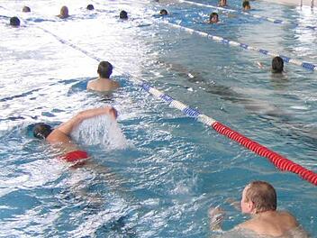 Freie Bahn für die Schwimmer. Die Wasserversorgung des Kulmbacher Hallenbads ist wieder in Ordnung. Foto: Archiv/Sonja Adam