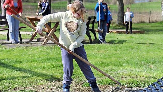 Die zehnj&auml;hrige Alena und viele weitere Freunde aus der Wasserwacht packten bei der Aufr&auml;umaktion "Zamm geht's" im Thurnauer Freibad mit an.