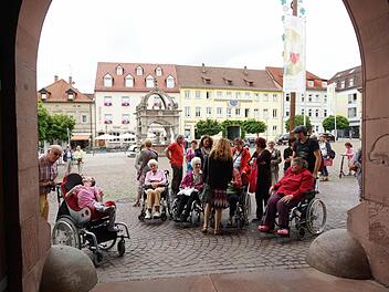 Bewohner, Angehörige und Mitarbeiter des Bürgerspitals versammeln sich vor dem Rathaus. Foto: Arkadius Guzy
