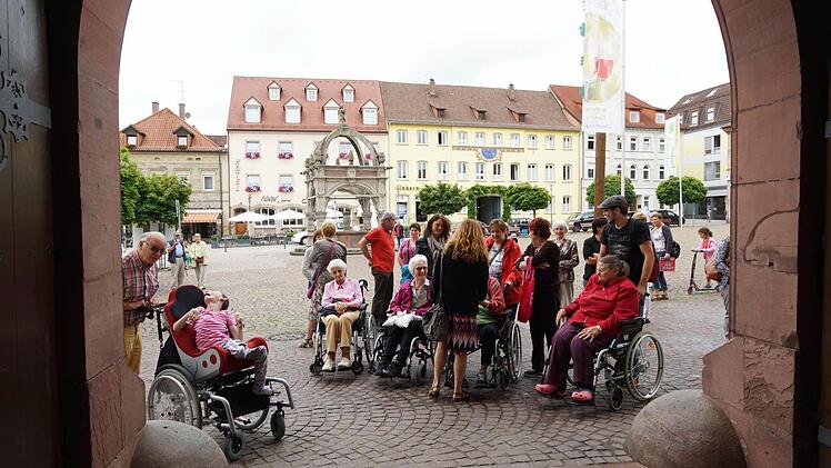 Bewohner, Angehörige und Mitarbeiter des Bürgerspitals versammeln sich vor dem Rathaus. Foto: Arkadius Guzy