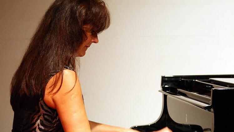 Larissa Schloss interpretierte während der KOB-Geburtstagsfeier klassische Musik auf der Bühne des Pianocenters Kleinhenz.  Foto: Karlheinz Franz