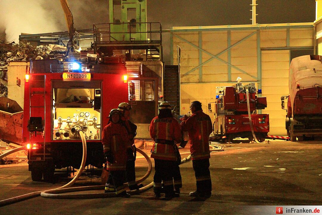 Großbrand im Nürnberger Hafengebiet - Anwohner sollten Fenster und Türen geschlossen halten