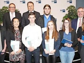 Die Prüfungsbesten der Berufsausbildung (vorne, von links) Christian Klemenz, Tak-Zing Yuen, Tobias Pistor, Lisa Sesselmann, Lisa Harttig und Vera Schaller mit (dahinter, von links) Dieter Schaar, Henry Schramm, André Fraas und Michael Möschel