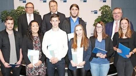 Die Prüfungsbesten der Berufsausbildung (vorne, von links) Christian Klemenz, Tak-Zing Yuen, Tobias Pistor, Lisa Sesselmann, Lisa Harttig und Vera Schaller mit (dahinter, von links) Dieter Schaar, Henry Schramm, André Fraas und Michael Möschel