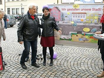 Auch der frühere Vorsitzende des Seniorenbeirates Haßfurt, August Werner, und Irmgard Freisinger aus Haßfurt (links) gaben bei Heike Moyano-Schmitt und Bettina Suhrkamp (rechts) ihre Gestaltungsvorschläge für Haßfurt ab.  Fotos: Sabine Weinbeer
