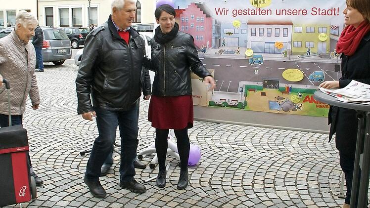 Auch der frühere Vorsitzende des Seniorenbeirates Haßfurt, August Werner, und Irmgard Freisinger aus Haßfurt (links) gaben bei Heike Moyano-Schmitt und Bettina Suhrkamp (rechts) ihre Gestaltungsvorschläge für Haßfurt ab.  Fotos: Sabine Weinbeer