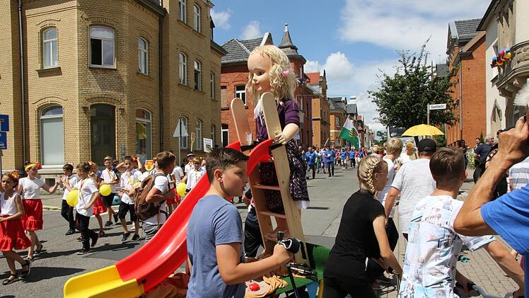 Mit einer Rutsche machten die Shcüler der Klasse 5b und 6a der Mittelschule Neustadt auf das Märchenbad in Neustadt aufmerksam. Foto: Michael Stelzner