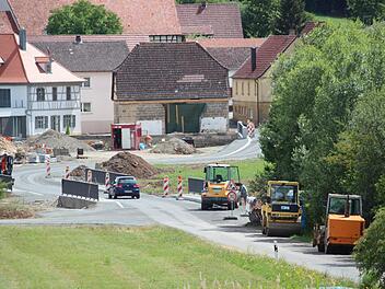 Wasserdurchlässe und die Baunachbrücke machen die Arbeiten an dem kurzen Wegabschnitt zwischen Sendelbach und Gräfenholz (unser Bild) so aufwendig. Foto: Eckehard Kiesewetter