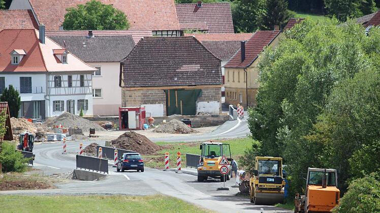 Wasserdurchlässe und die Baunachbrücke machen die Arbeiten an dem kurzen Wegabschnitt zwischen Sendelbach und Gräfenholz (unser Bild) so aufwendig. Foto: Eckehard Kiesewetter