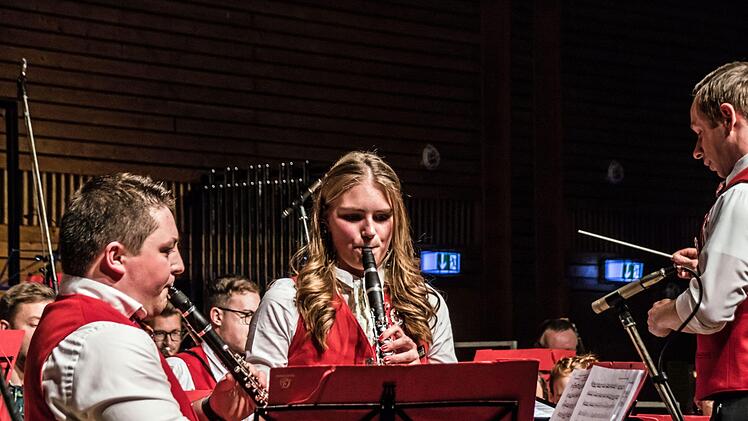 Impressionen vom Weihnachtskonzert mit dem Jugendorchester und dem Musikverein Stadt Rödental in der fast ausverkauften Franz-Goebel-Halle.Foto: Jochen Berger