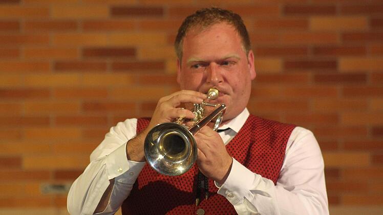Daniel Richter leitet den Musikverein Burghaig nicht nur in exzellenter Weise als Dirigent, sondern er überzeugte beim Jubiläumskonzert auch als Solo-Trompeter beim anspruchsvollen "Der alte Dessauer". Foto: Sonny Adam