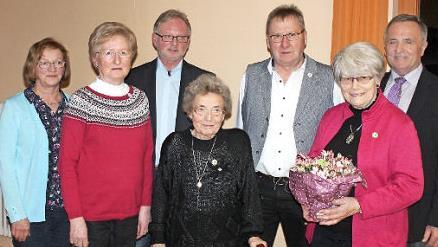 Von links: Vorsitzende Edith Wagner, Christa Reitzle, 2. Vorsitzender G&uuml;nther Stenglein, Klara Thomas, Gerhard Rottmann, Elfriede Wagner und Kreisvorsitzender G&uuml;nter Reif Foto: privat