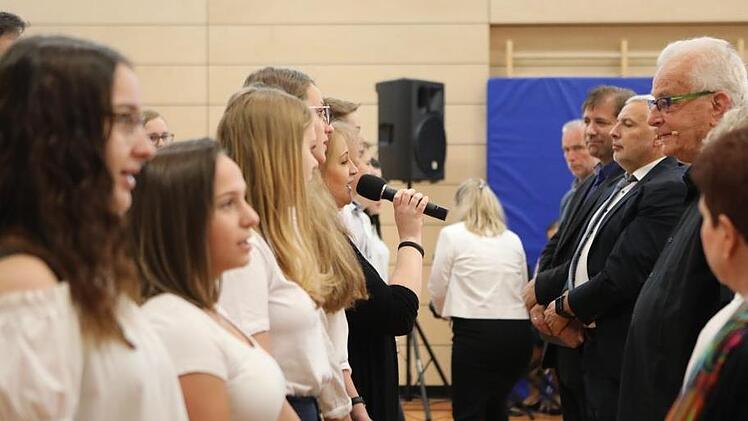 Der Chor der Realschülerinnen und Realschüler begrüßt Naftali Fürst mit der Israelischen Hymne.