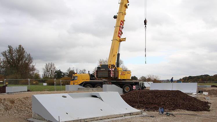 Ein Autokran hat die Betonteile einschweben lassen.  Foto: Andreas Dorsch