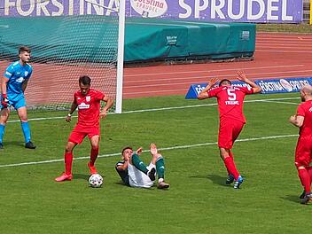 Erwischt: Den Unschuldigen mimt dieser Akteur vom TSV Rain/Lech. Aber die Aktion gegen den am Boden liegenden Amar Suljic zog einen Strafstoß für Schweinfurt nach sich. Foto: Jürgen Schmitt