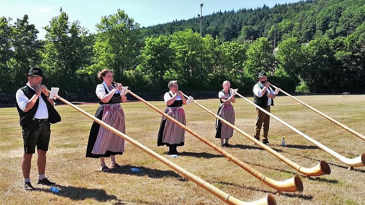 Eine Abordnung der Rhöner Alphornbläser Schwarze Berge sorgte beim Sport-Empfang des Landkreises für den musikalischen Rahmen.