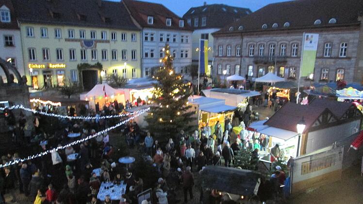 In der Abenddämmerung füllte sich schnell der Marktplatz als der Bürgermeister und das Christkind mit seinen Engeln Weihnachtsgrüße an die Versammelten sandten.  Foto: Winfried Ehling