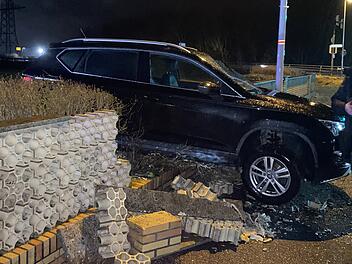 Kran muss anrücken: Seniorin kracht mit Auto durch Mauer - und bleibt stecken