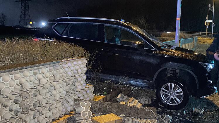 Kran muss anrücken: Seniorin kracht mit Auto durch Mauer - und bleibt stecken