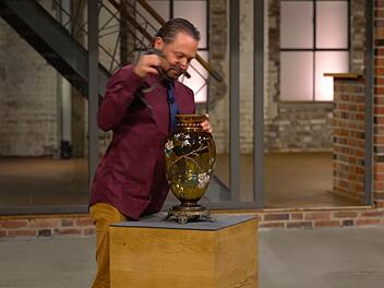 "Wie mir die Vase viel besser gefällt ...", kündigte Wolfgang Pauritsch an und entfernte überraschend beherzt die Handhaben der Vase. "Die Bemalung hier oben gefällt mir jetzt viel besser", erklärte er. Die Vase überstand die Attacke. Außerdem: "Jetzt gehört sie ja mir."