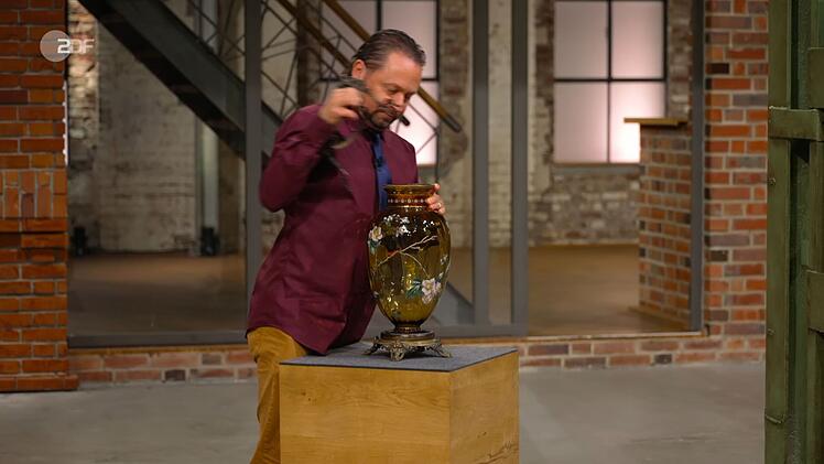 "Wie mir die Vase viel besser gefällt ...", kündigte Wolfgang Pauritsch an und entfernte überraschend beherzt die Handhaben der Vase. "Die Bemalung hier oben gefällt mir jetzt viel besser", erklärte er. Die Vase überstand die Attacke. Außerdem: "Jetzt gehört sie ja mir."