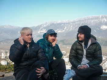 In der neuen Folge von "Song Trip" reist das Rap-Kollektiv 01099 nach Albanien. Gemeinsam mit einheimischen Künstlern versuchen sie, ihren Song "2000er" neu zu interpretieren.