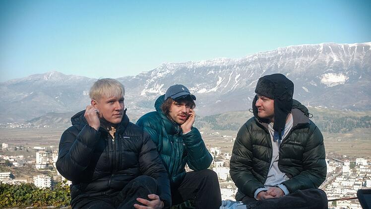 In der neuen Folge von "Song Trip" reist das Rap-Kollektiv 01099 nach Albanien. Gemeinsam mit einheimischen Künstlern versuchen sie, ihren Song "2000er" neu zu interpretieren.