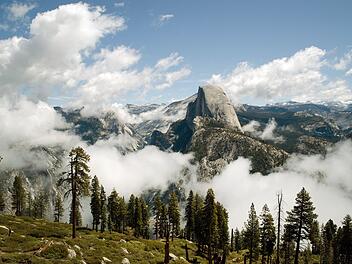 Der Half Dome ragt knapp 2.700 Meter &uuml;ber dem Yosemite Valley in die H&ouml;he.
