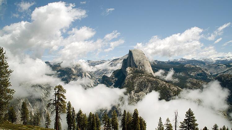 Der Half Dome ragt knapp 2.700 Meter &uuml;ber dem Yosemite Valley in die H&ouml;he.
