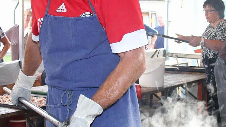 Frisch aus dem Ofen dampft der Plootz, präsentiert von Bäcker Valeri Strasheim.