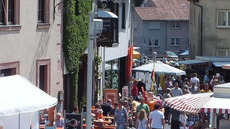 Frühjahrsmarkt in der Unteren Marktstraße Foto: Björn Hein