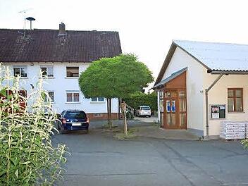 Zusätzlich zu den Räumlichkeiten im Feuerwehrhaus (l.) bekommt die Wehr Räume im ehemaligen Raiffeisengebäude (r.). Foto: Franz Galster